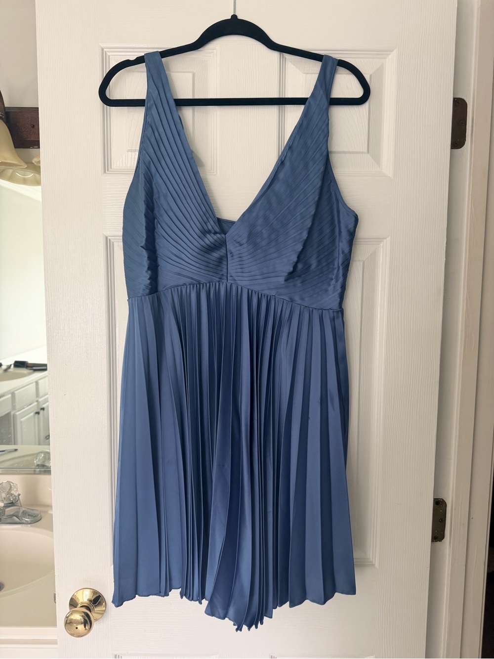 Abercrombie - Sleeveless Pleated V-Neck Short Party Dress in Dusty Blue